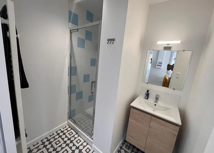 Recent, Entierement Equipe, Proche Chantiers Et Airbus *